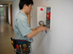 感知器配線の結線調整中